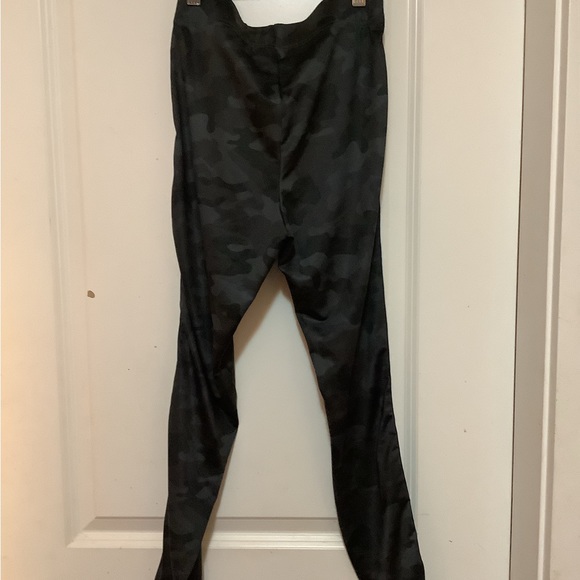 GUESS Leggings, Camouflage w/guess logo tape detail on side - Picture 8 of 8
